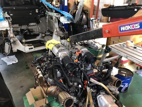 R8 エアコンコンプレッサー交換 エンジン脱着 ライン清掃一式 リトルウイング 車のエアコン修理専門店 横浜 川崎の車 のエアコン修理 整備はお任せください